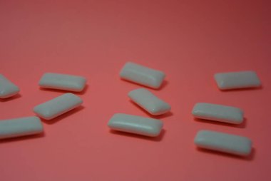 Kömürde, şeftali kağıdı sakızdan çıkan beyaz yastıklardır..