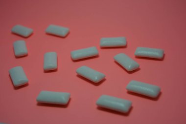 Kömürde, şeftali kağıdı sakızdan çıkan beyaz yastıklardır..