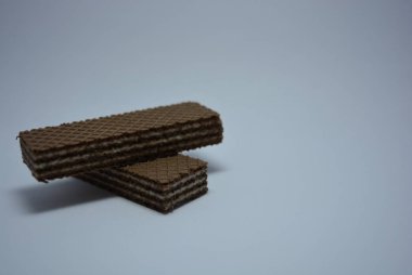 Beyaz kağıt üzerinde beyaz hindistan cevizli çikolatalı gofretler..