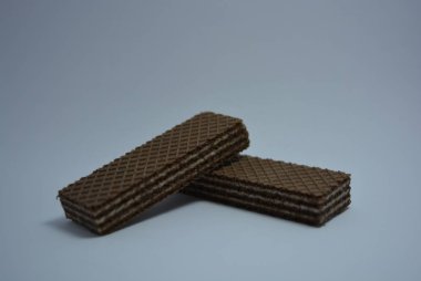 Beyaz kağıt üzerinde beyaz hindistan cevizli çikolatalı gofretler..