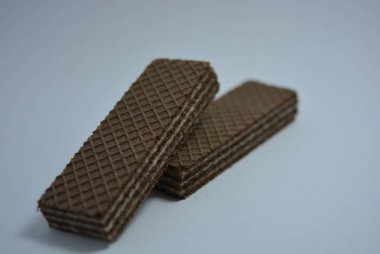 Beyaz kağıt üzerinde beyaz hindistan cevizli çikolatalı gofretler..