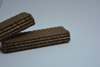 Beyaz kağıt üzerinde beyaz hindistan cevizli çikolatalı gofretler..