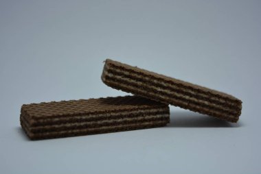 Beyaz kağıt üzerinde beyaz hindistan cevizli çikolatalı gofretler..