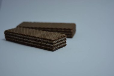 Beyaz kağıt üzerinde beyaz hindistan cevizli çikolatalı gofretler..