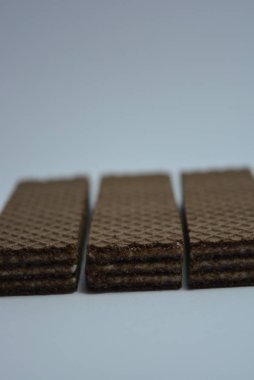 Beyaz kağıt üzerinde beyaz hindistan cevizli çikolatalı gofretler..