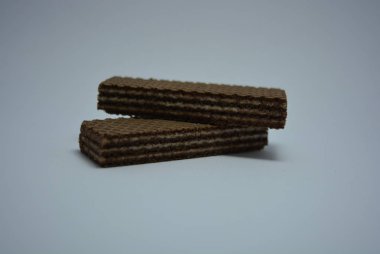 Beyaz kağıt üzerinde beyaz hindistan cevizli çikolatalı gofretler..