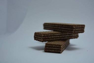 Beyaz kağıt üzerinde beyaz hindistan cevizli çikolatalı gofretler..