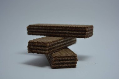 Beyaz kağıt üzerinde beyaz hindistan cevizli çikolatalı gofretler..