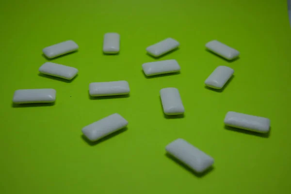 Green Paper White Pillows Chewing Gum — ストック写真