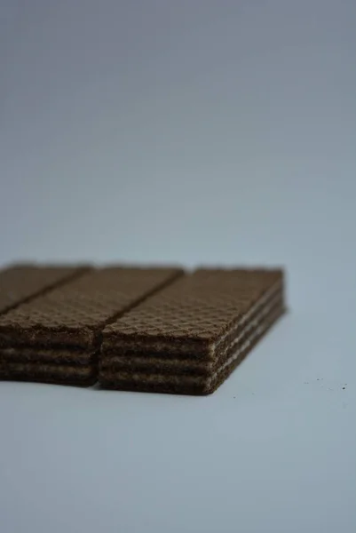 Auf Weißem Papier Süße Schokoladenwaffeln Mit Weißer Kokosnussfüllung — Stockfoto