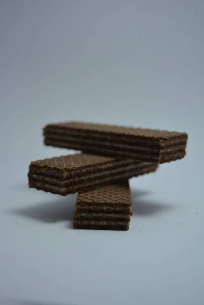 Auf Weißem Papier Süße Schokoladenwaffeln Mit Weißer Kokosnussfüllung — Stockfoto