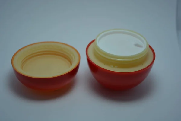 Papel Branco Uma Maçã Plástico Vermelho Amarelo — Fotografia de Stock
