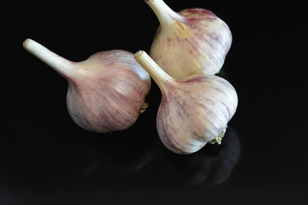 Fundo Brilhante Preto Encontram Verduras Frescas Três Cabeças Bezerro Com — Fotografia de Stock