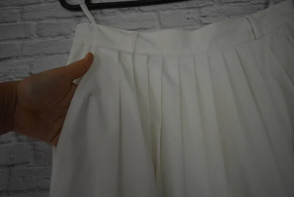 Ręka Carmen Biały Kobiece Lato Lekka Spódnica Odzież Damska Paskiem — Zdjęcie stockowe