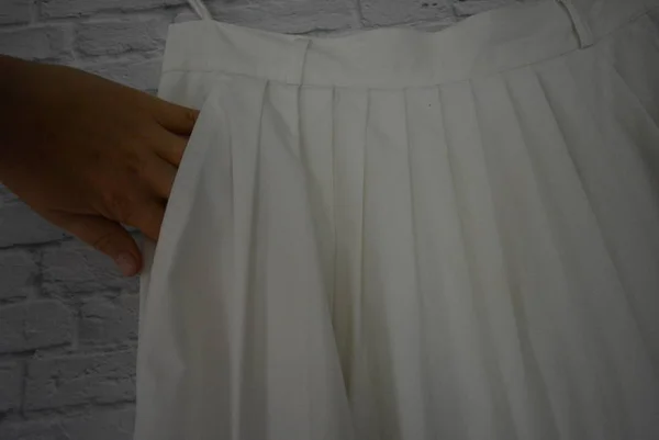 Ręka Carmen Biały Kobiece Lato Lekka Spódnica Odzież Damska Paskiem — Zdjęcie stockowe