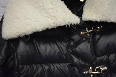 Siyah şık kadınlar'ın kış ceket ile beyaz bir meze, altın bir yiyecekten ile Değiştir