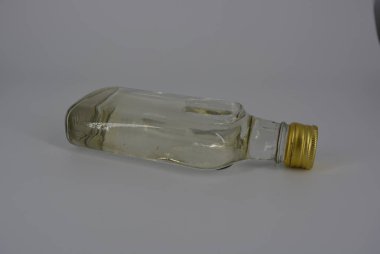 Alkollü Içki, su, vdka, grappa, cam şişe ve söz ile beyaz ışık zemin üzerine altın kap kaçak içki