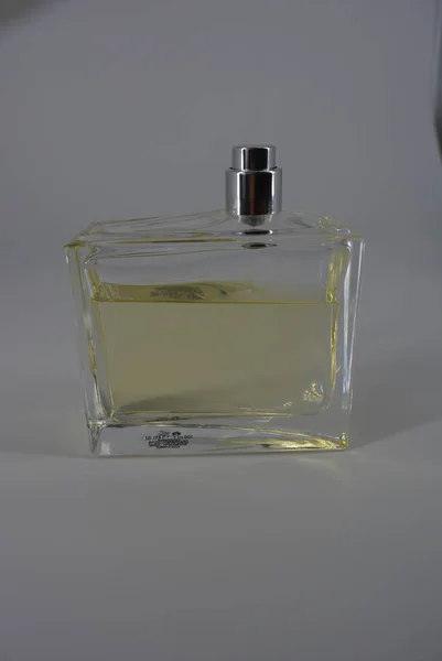 Perfumes Femininos Muito Bonitos Recipiente Vidro São Transparentes Amarelos Forma — Fotografia de Stock