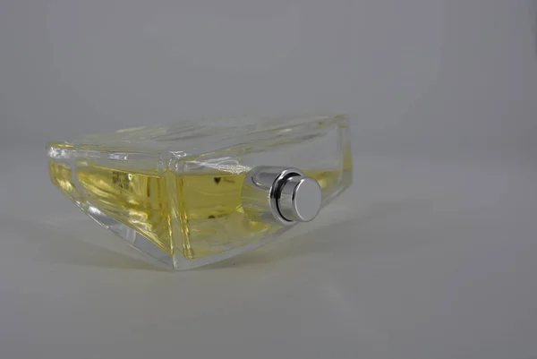 Los Perfumes Mujer Muy Hermosos Recipiente Vidrio Son Transparentes Amarillos — Foto de Stock