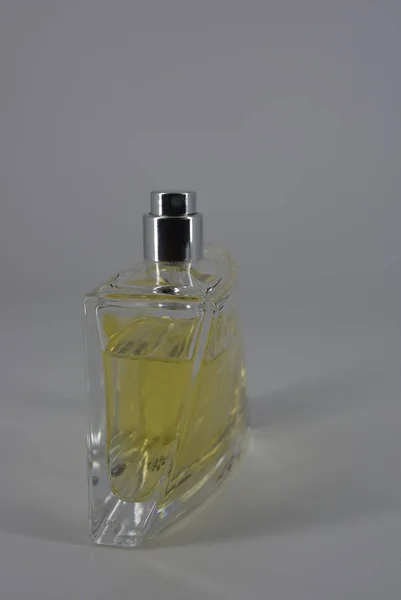Şeffaf Sarı Bir Cam Kare Bir Kutu Pahalı Parfüm Şişe — Stok fotoğraf