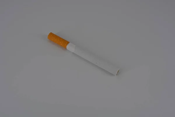 香烟与烟草和香烟设置在白色背景 吸烟和危害健康 — 图库照片