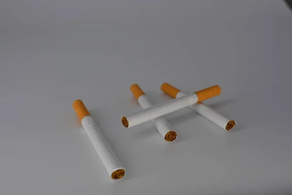 Τσιγάρο Τσιγάρα Καπνό Και Τσιγάρο Σύνολα Ένα Λευκό Φόντο Κάπνισμα — Φωτογραφία Αρχείου