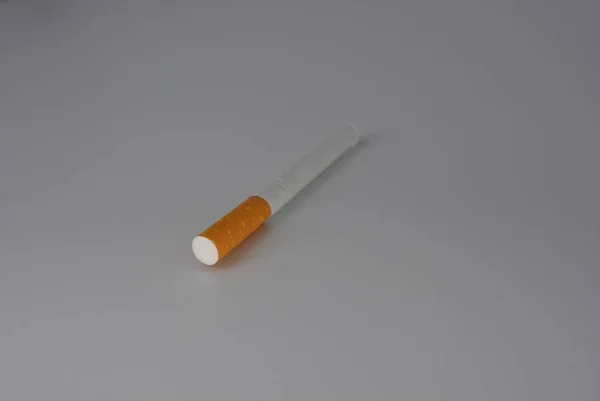 Zapalovač Cigarety Tabák Cigarety Sady Bílém Pozadí Kouření Újmu Zdraví — Stock fotografie