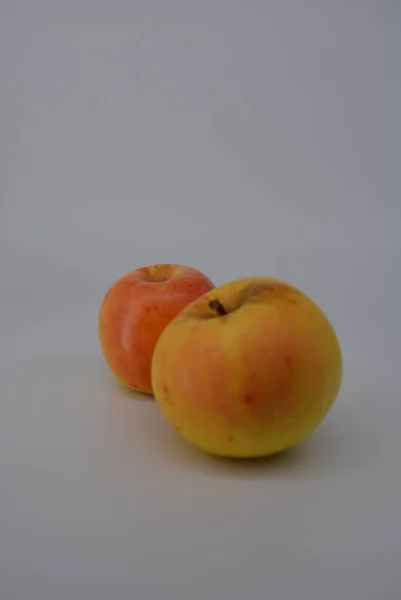 ウッド ホワイト バック グラウンド 新鮮な果物 生鮮食品と秋の赤樽と赤いドットで秋の新鮮なおいしい食用黄色リンゴ — ストック写真