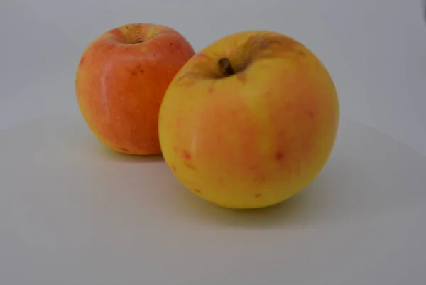 Maçãs Amarelas Comestíveis Deliciosas Frescas Outono Com Barris Vermelhos Pontos — Fotografia de Stock