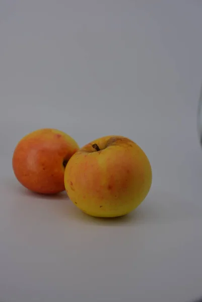 Frische Leckere Essbare Gelbe Äpfel Herbst Mit Roten Fässern Und — Stockfoto