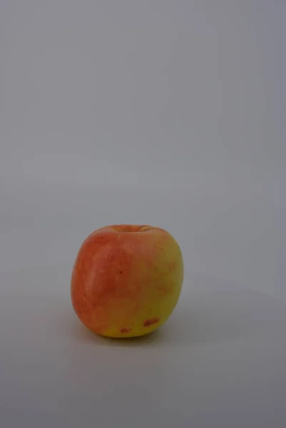 Όμορφο Φρέσκα Νόστιμα Βρώσιμα Κίτρινο Μήλο Φθινόπωρο Κόκκινα Βαρέλια Και — Φωτογραφία Αρχείου