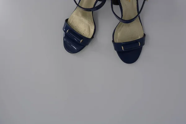 Hakiki Deri Üzerinde Mavi Büyük Kalın Topuklu Altın Ayakkabı Astarı — Stok fotoğraf