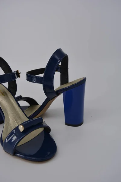Niebieskie Sandały Damskie Dla Kobiet Prawdziwej Skóry Lakierowanej Gold Wkładka — Zdjęcie stockowe