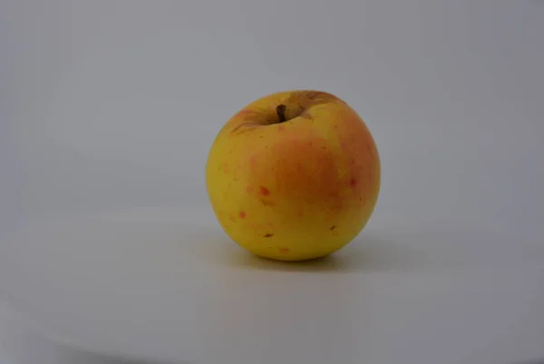 Belle Pomme Jaune Comestible Fraîche Savoureuse Automne Avec Des Fûts — Photo