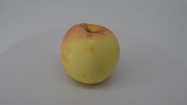 Güzel taze lezzetli yemeklik sarı elma kırmızı varil ve kırmızı noktalar ile sonbaharda sonbahar bir beyaz arka plan, taze meyve, taze gıda