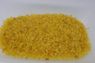 Taze Sarı Kayrak bulgur kabuğu çıkarılmış tane, sağlıklı gıda, beyaz arka plan üzerinde sağlıklı yaşam tarzı