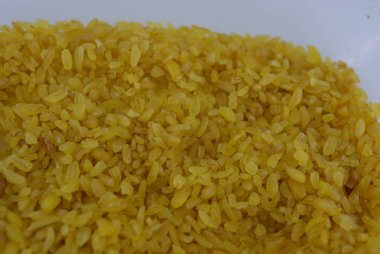 Taze Sarı Kayrak bulgur kabuğu çıkarılmış tane, sağlıklı gıda, beyaz arka plan üzerinde sağlıklı yaşam tarzı