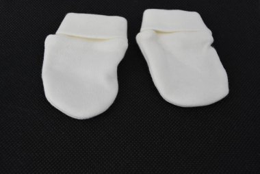 Çocuk beyaz eldivenler, siyah bir arka plan üzerinde tırmalamak pençeleri karşı bebekler için pamuklu eldivenler