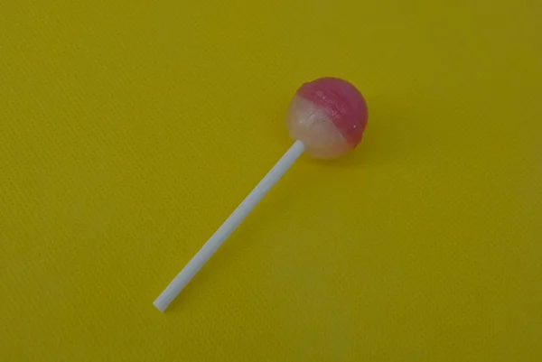 Γλυκό Φράουλα Πολύ Νόστιμο Στρογγυλή Πιπίλισμα Καραμέλες Ένα Λευκό Πλαστικό — Φωτογραφία Αρχείου