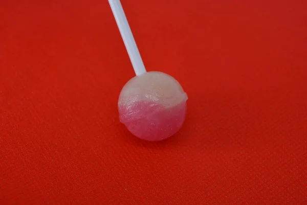 Süße Erdbeere Sehr Schmackhaft Runde Saugbonbons Auf Weißem Plastikstäbchen Weißer — Stockfoto