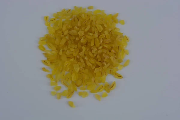 Taze Sarı Kayrak Bulgur Kabuğu Çıkarılmış Tane Sağlıklı Gıda Beyaz — Stok fotoğraf