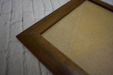 Cam, bir fotoğraf veya resim tuğla beyaz bir duvara vernikli ahşap kahverengi çerçeve