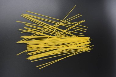 Uzun kuru erişte, İtalyan makarna spagetti sert buğday çeşitlerinin ilginç bir tarih paketlerine gelen siyah arka plan