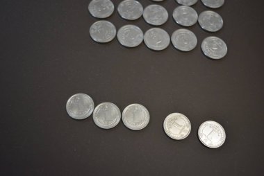 Metal önemsememek para kahverengi bir arka plan, Ukraynalı hryvnia ve bir kuruş, bankacilik, hazine ve nakit ödemeleri, banka tasarruf