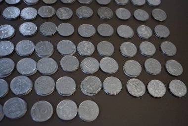 Metal önemsememek para kahverengi bir arka plan, Ukraynalı hryvnia ve bir kuruş, bankacilik, hazine ve nakit ödemeleri, banka tasarruf