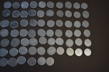 Metal önemsememek para kahverengi bir arka plan, Ukraynalı hryvnia ve bir kuruş, bankacilik, hazine ve nakit ödemeleri, banka tasarruf
