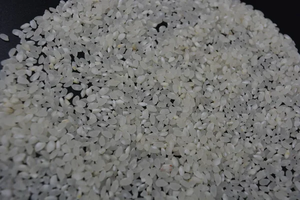Красивый Отполированный Белый Круглый Рис Черном Фоне Рисовые Зерна — стоковое фото