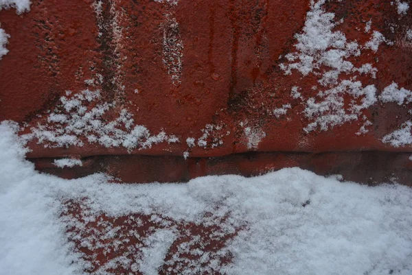 Зимовий Фон Дотримуючись Снігу Красивий Зріз Важкого Снігу Металевому Будівельному — стокове фото