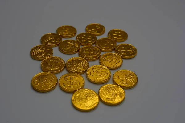 Oro Preziose Monete Oro Dollari Eurocentesimi Costosi Centesimi Sfondo Grigio — Foto Stock