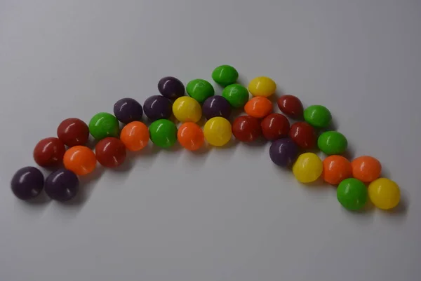 Jasne Cukierki Słodkie Smaczne Żółte Wiśnia Pomarańczowy Zielony Fioletowy Drażetek — Zdjęcie stockowe